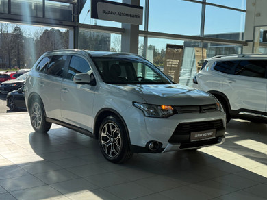 Автомобиль с пробегом Mitsubishi Outlander в городе Екатеринбург ДЦ - Lucky Motors на Эскадронной